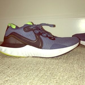 Nike Men’s Size is 10.5 Air Renews